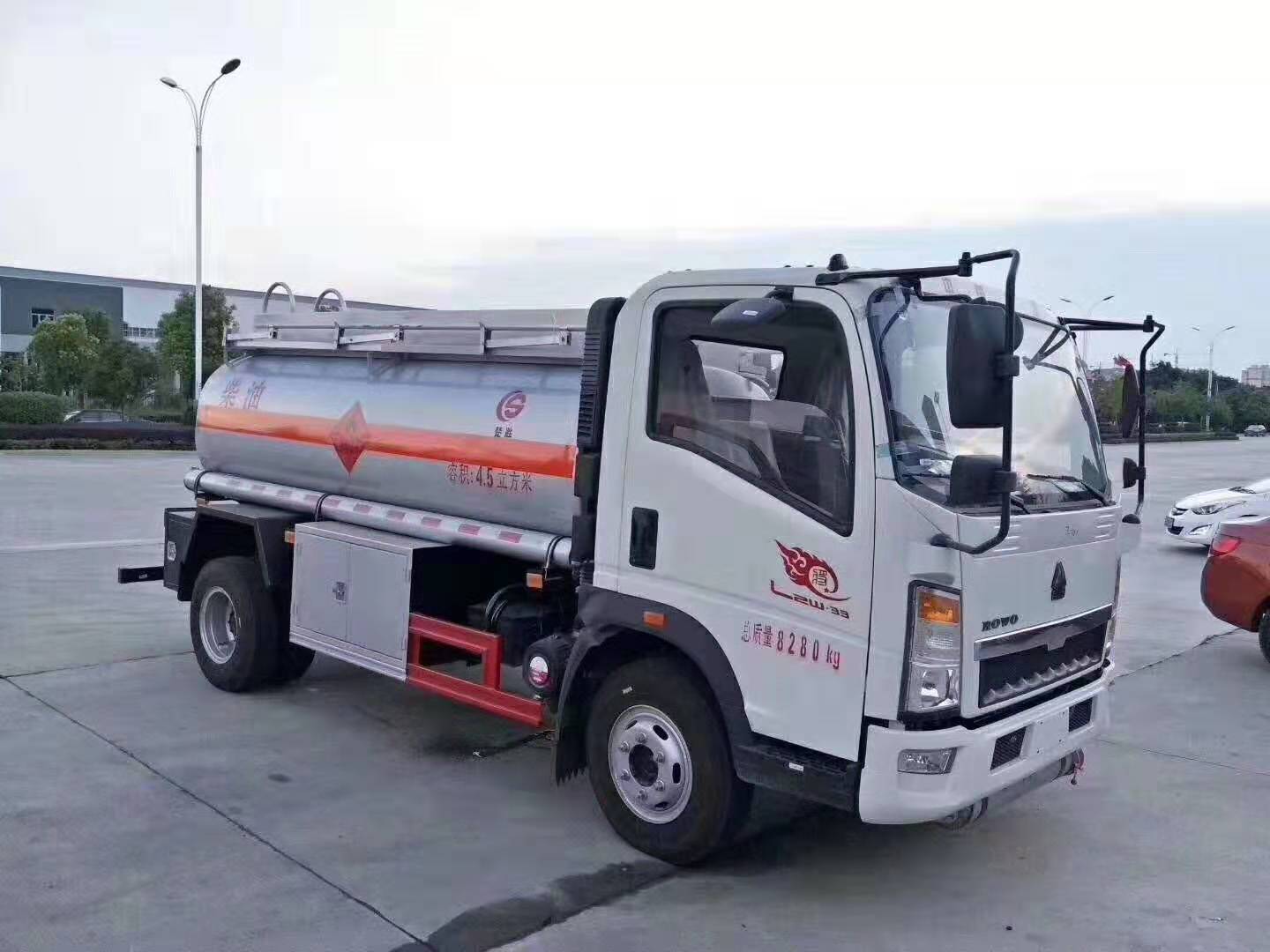 重汽豪沃轻卡5方加油车